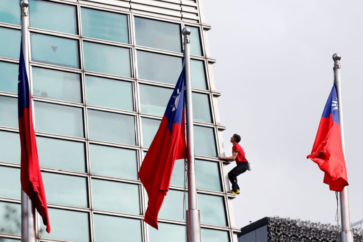 Alex Honnold Ciptakan Sejarah, Panjat Taipei 101 Tanpa Tali